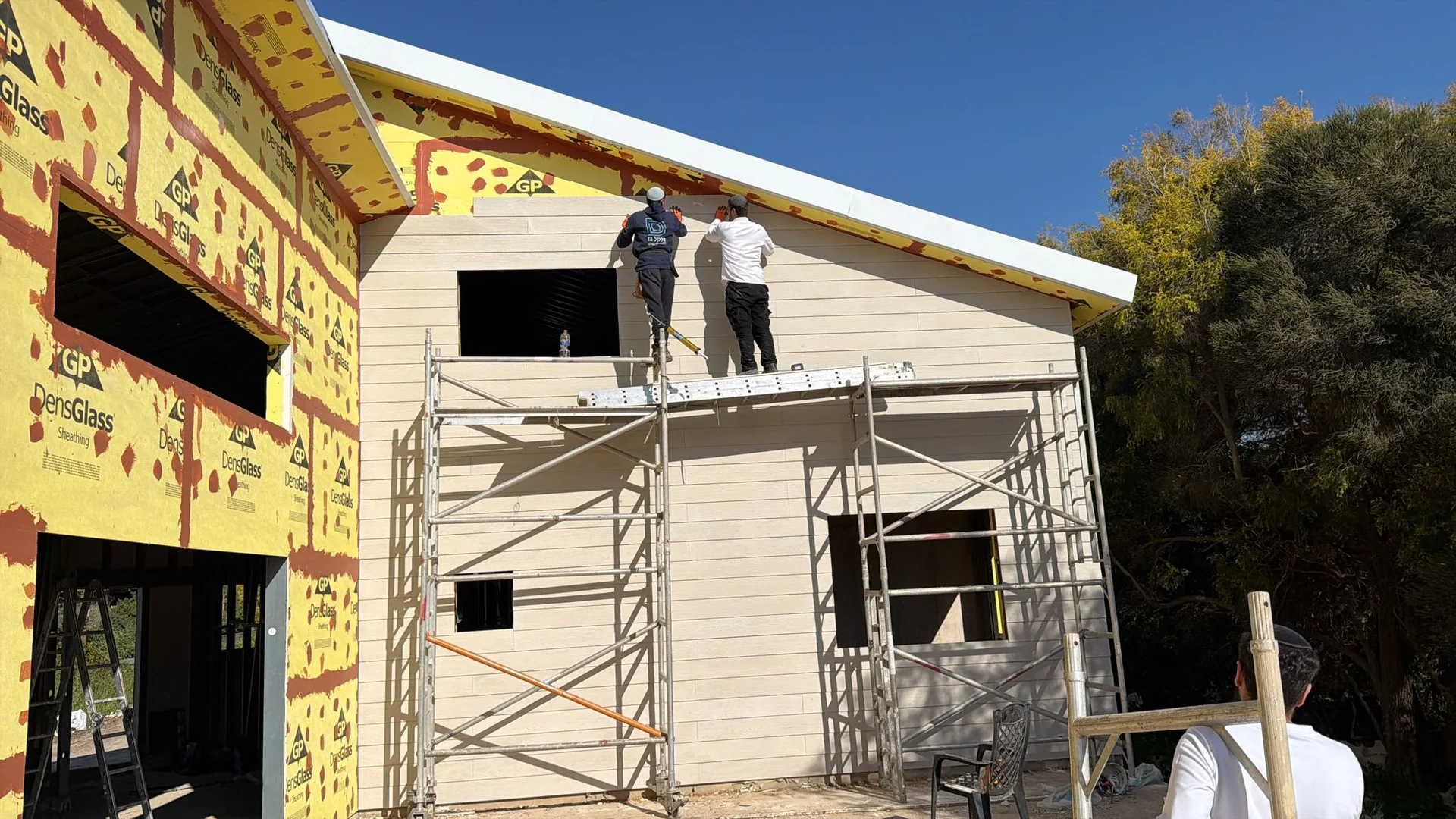 בניית בית פרטי רחב ידיים – קומה אחת גבוהה עם גגות משופעים לכיוונים שונים