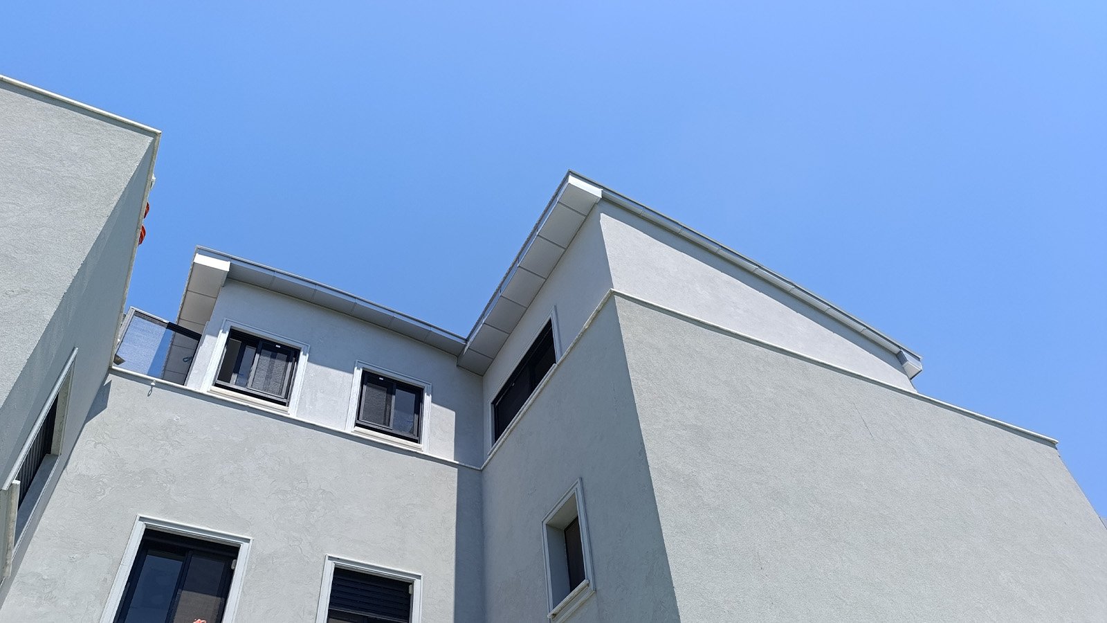 הרצליה - תוספת בנייה על גג קיים – גג שטוח