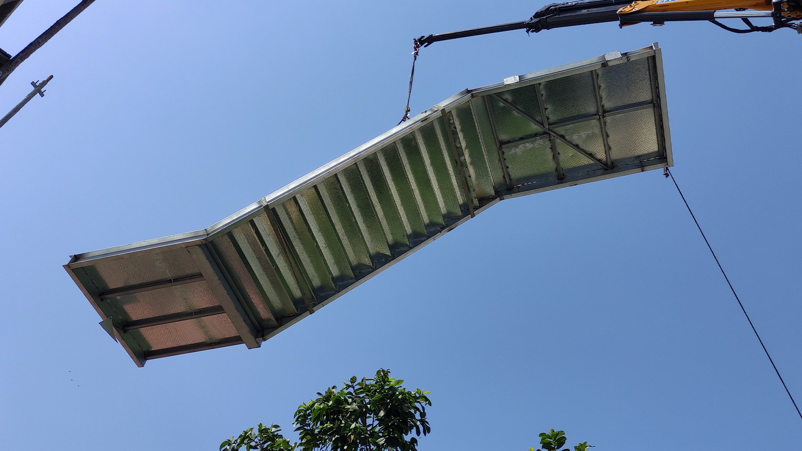 תוספת כיתות לימוד – בית ספר במרכז, על גג קיים (גג שטוח)