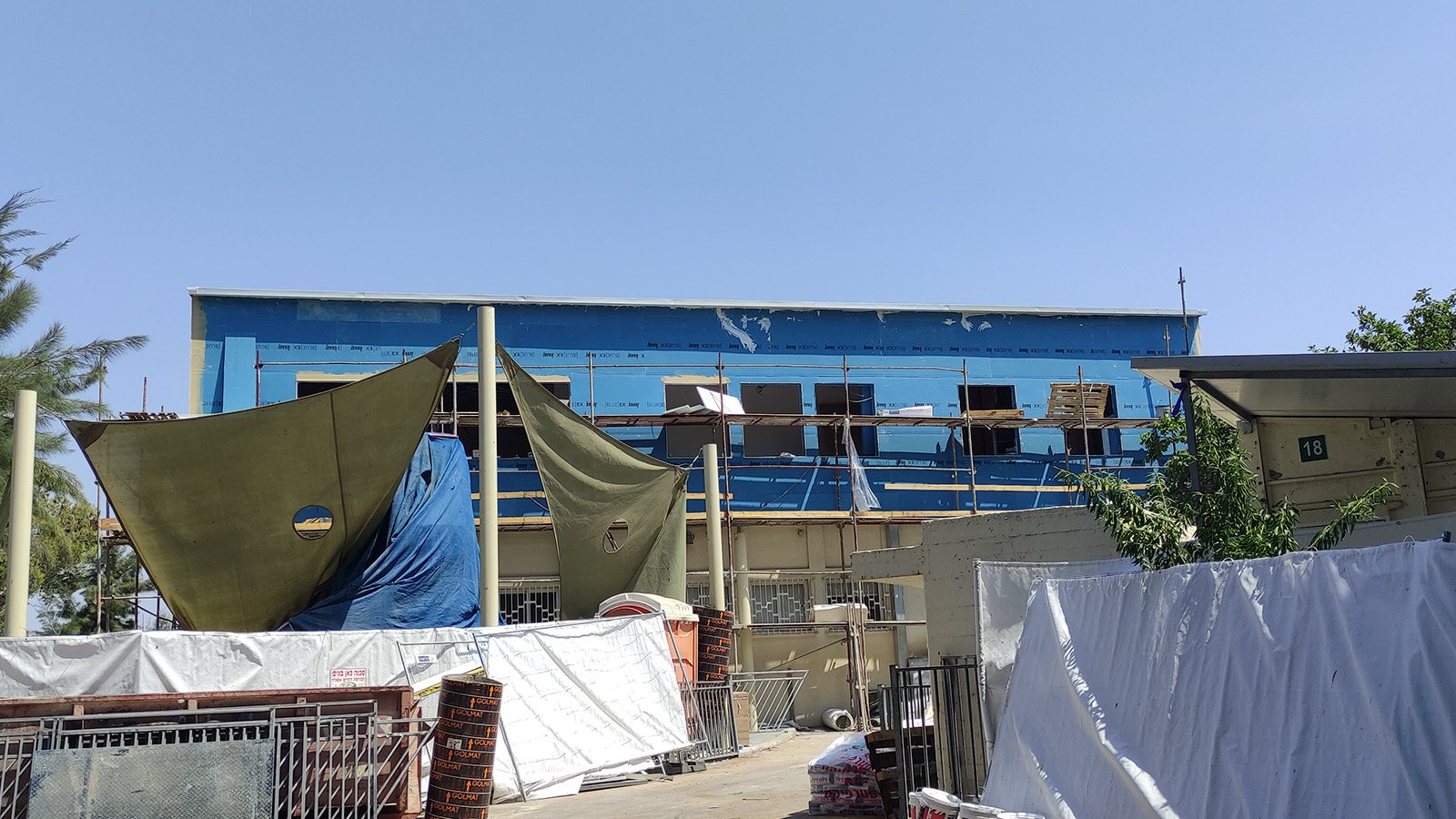 תוספת כיתות לימוד – בית ספר במרכז, על גג קיים (גג שטוח)