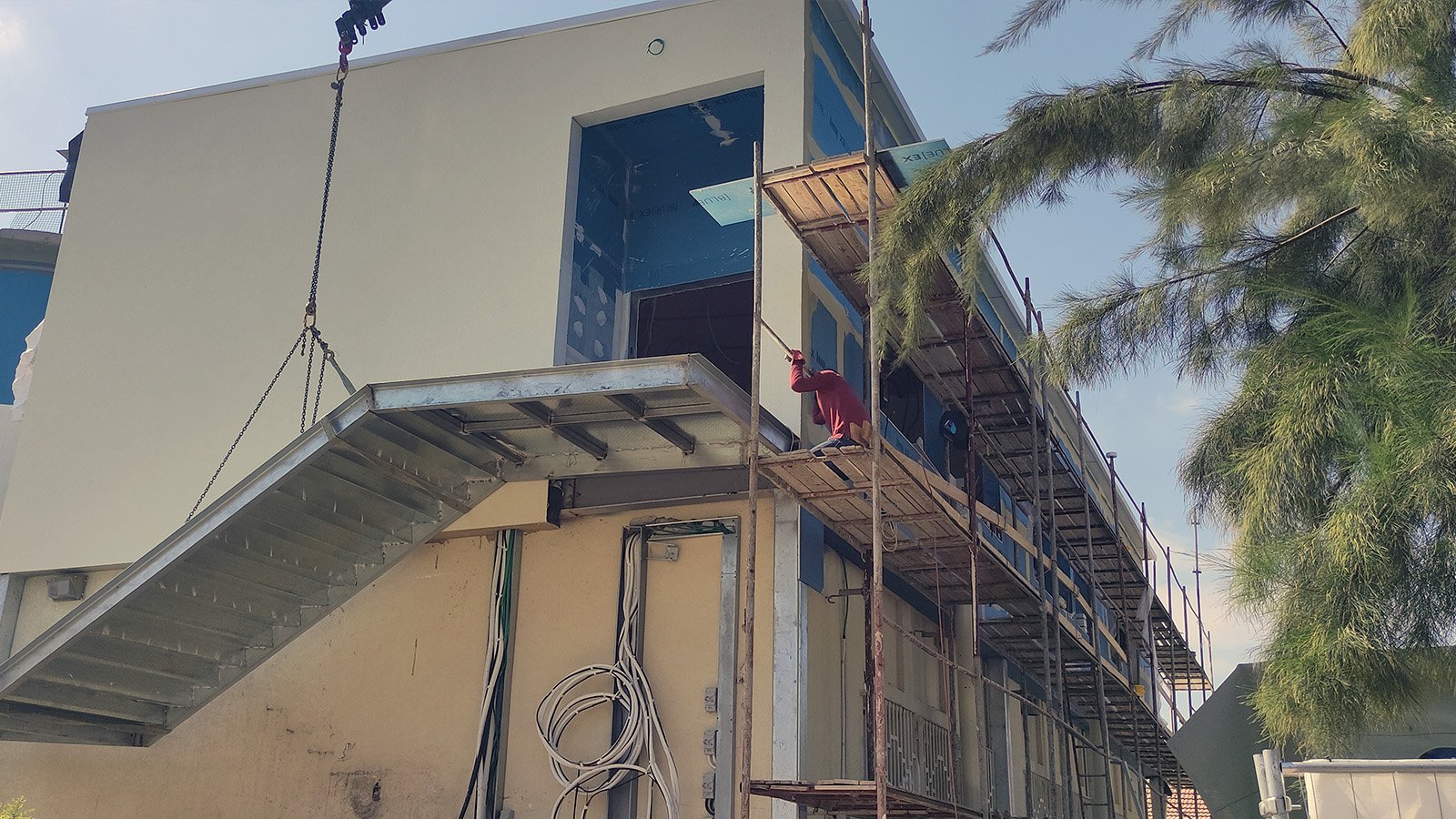 תוספת כיתות לימוד – בית ספר במרכז, על גג קיים (גג שטוח)