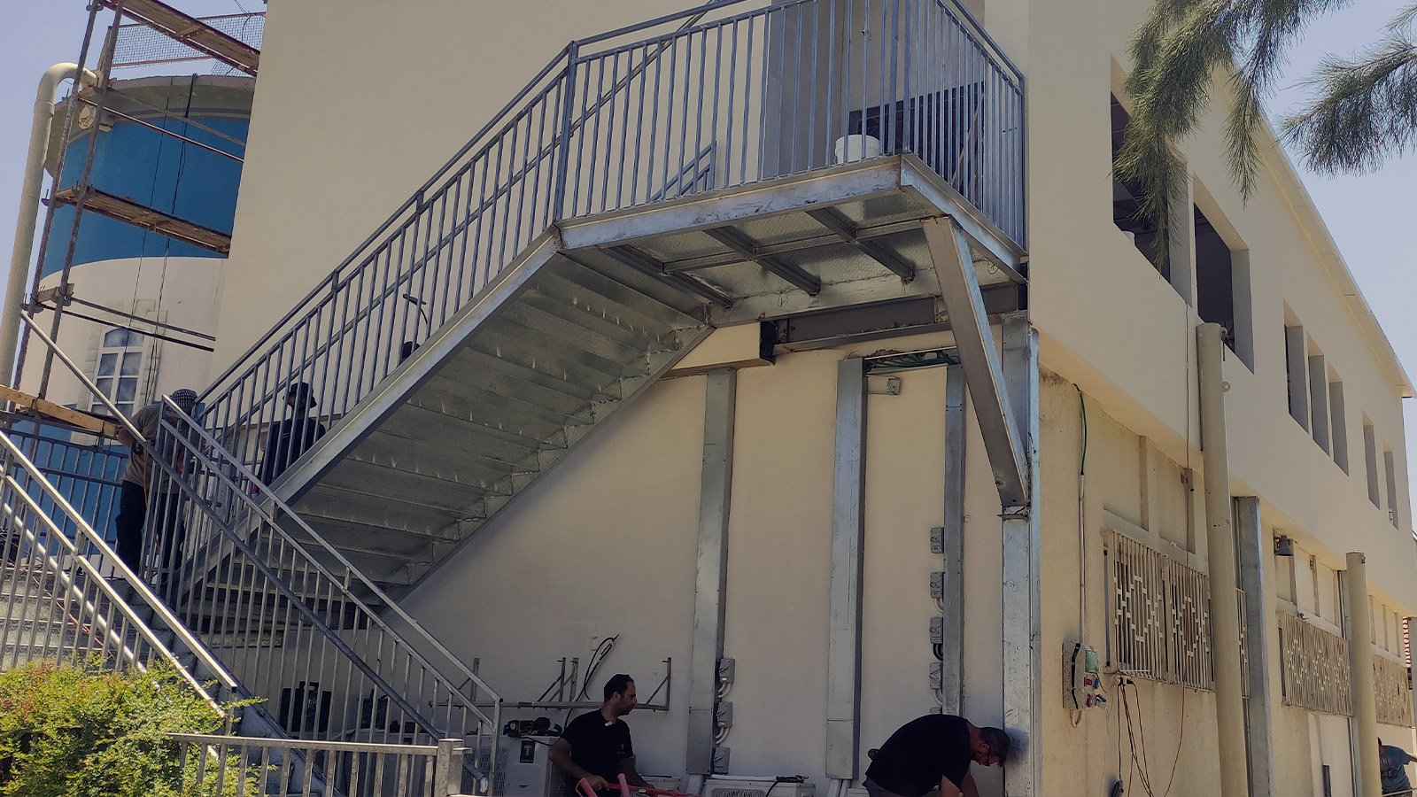 תוספת כיתות לימוד – בית ספר במרכז, על גג קיים (גג שטוח)