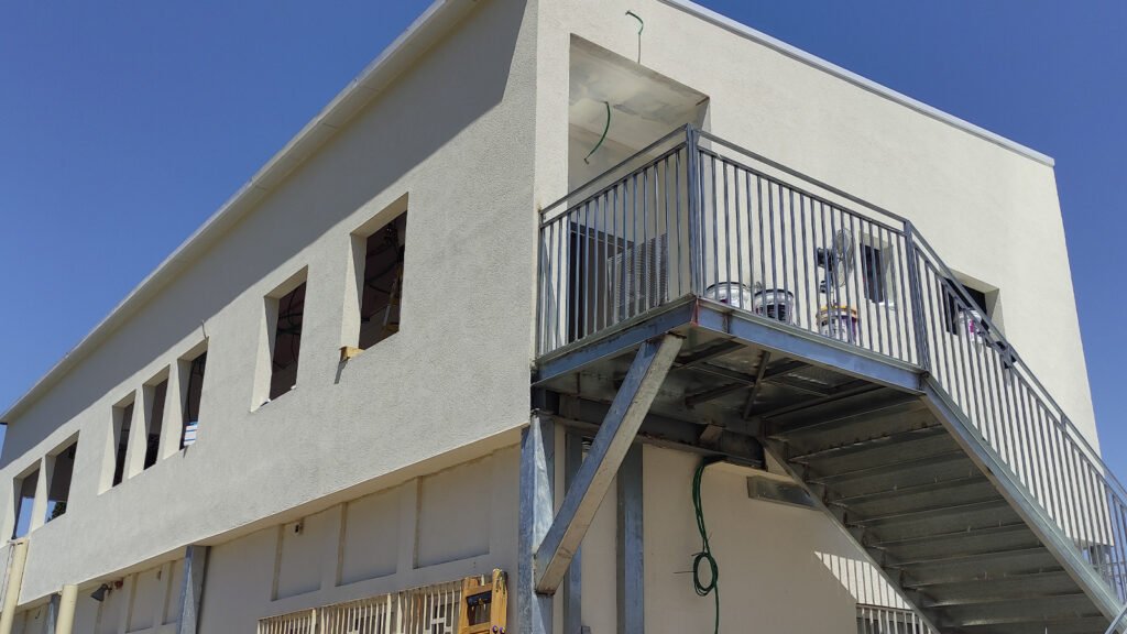 תוספת כיתות לימוד – בית ספר במרכז, על גג קיים (גג שטוח)